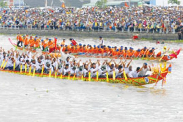 Thousands flock to festival boat race