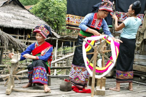 Ha Giang develops community-based tourism associated with restoration of traditional crafts