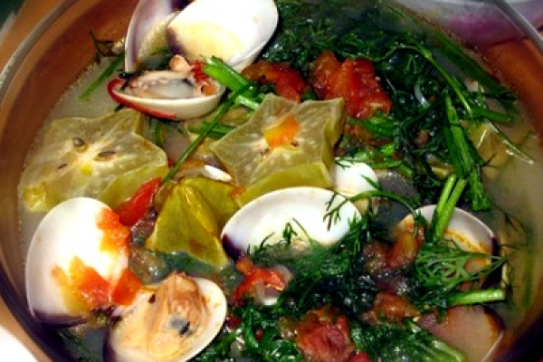 Delicious clam soup (canh ngheu)