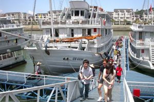 Ha Long Bay boat accommodation, tour prices announced