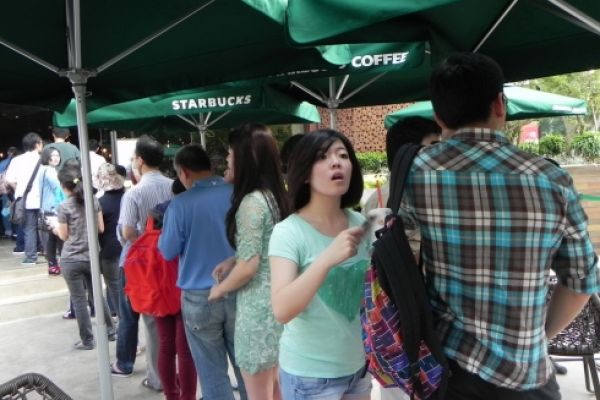 Starbucks attracts long line of customers in VN debut 