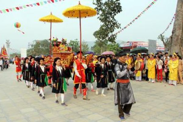 Thousands flock to Tay Thien Festival