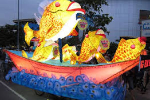 Largest-ever lantern parade welcomes mid-autumn fest