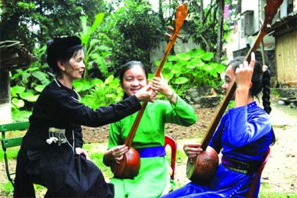 Students strive to keep folk songs alive