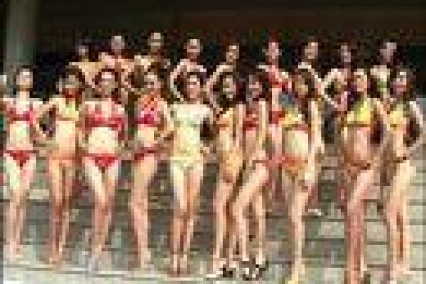 20 contestants pose for Miss Photo