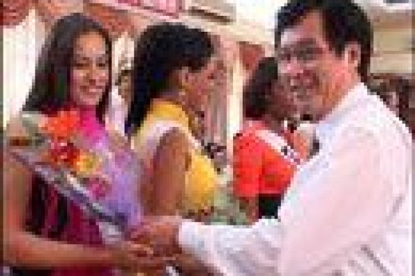 Khanh Hoa province’s leaders meet with Miss Universe contestants