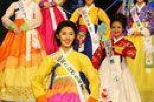 RoK beauties show off traditional dress