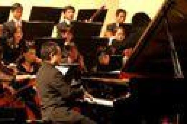 Artist Dang Thai Son wins music audience’s hearts in Argentina