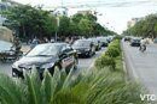 Nearly 100 Honda cars parade in Vinh city
