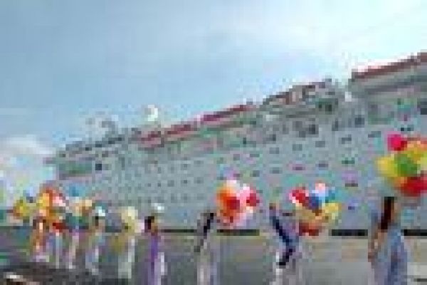 Saigontourist receives 1,100 visitors from SuperStar Gemini cruise ship