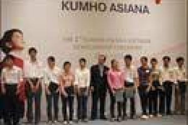 Vietnamese students receive RoK scholarships