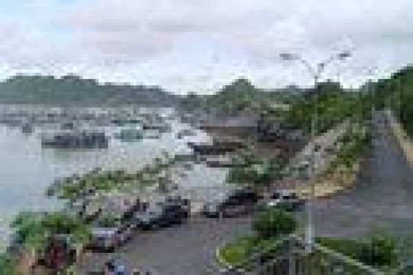 Floating restaurants in Cat Ba 