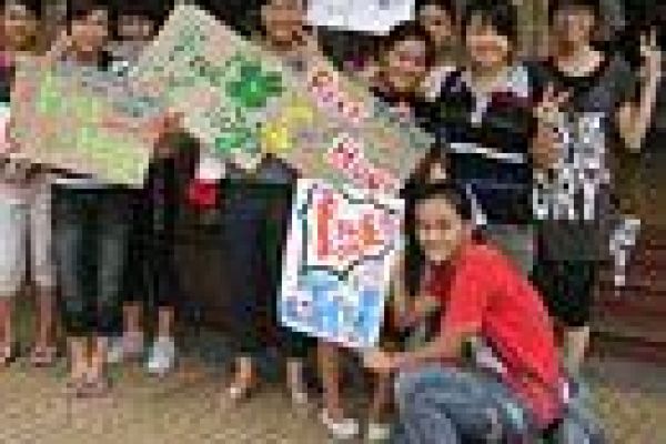 “Free Hugs” campaign launched in big cities