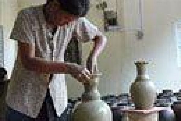 Ceramic craft thrives in southern village 
