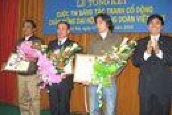 Winners of propaganda painting contest awarded
