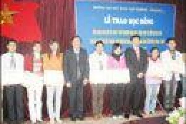 Overseas Vietnamese in Poland provide scholarships for students back home