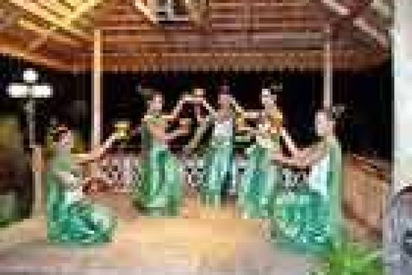 Cultural week kicks off for Vietnamese students in Laos