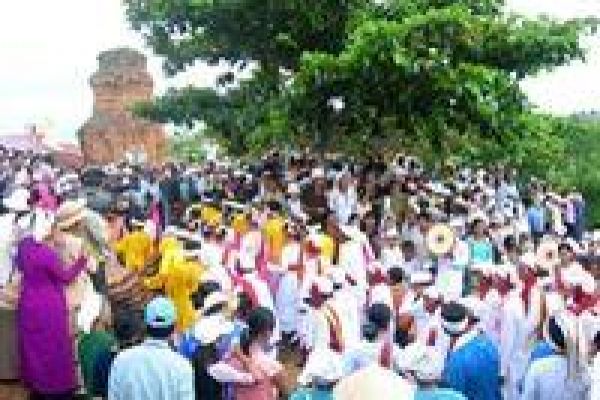 Cham people celebrate traditional Kate festival
