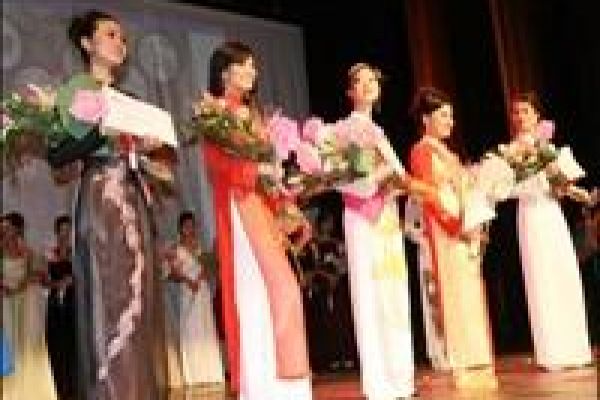Vietnamese French beauty queen crowned in Paris 