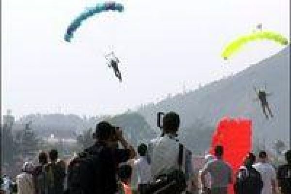 International parachuting festival opens in Nha Trang