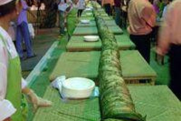 New record for cylindric glutinous rice cake in Nha Trang