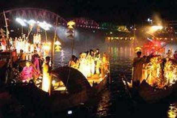 Ao dai under the spotlight in ancient imperial city 