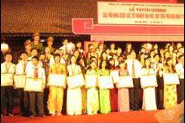 98 university laureates honoured
