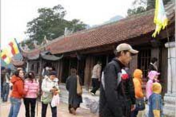 Yen Tu Spring Festival opens