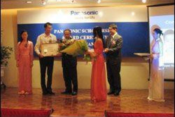 Outstanding Vietnamese students receive Panasonic scholarships
