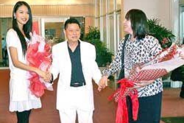 Miss World 2007 joins charitable activities in Vietnam