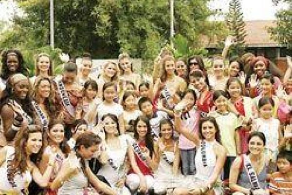 Miss Universe 2008 presents VND200 million to SOS village