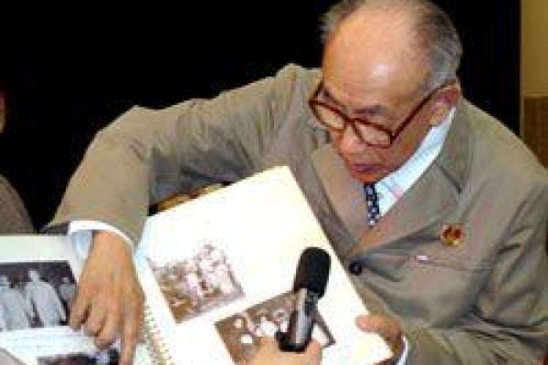 Chinese professor hands over valuable photos of Ho Chi Minh