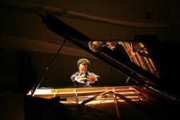 Italian jazz pianist to perform in Hanoi