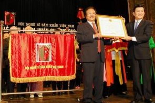 Vietnam Stage Artists’ Association receives Gold Star Order