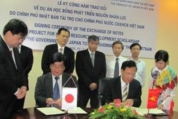 Japan grants 28 scholarships to Vietnamese graduates 