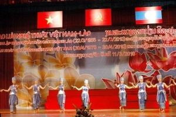 Circus troupe performs in Laos