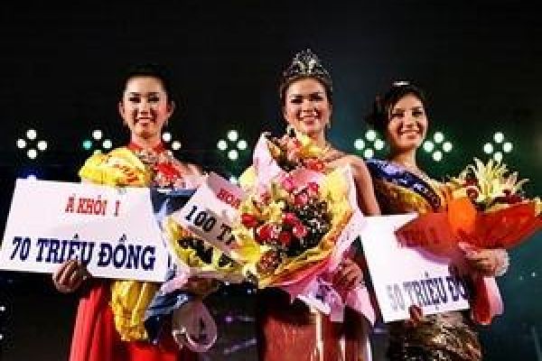 Diem Huong crowned Miss Jewelry 2009