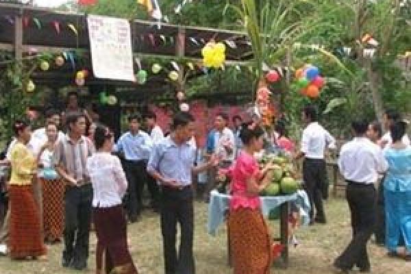Khmer people cheer Sene Dolta Festival
