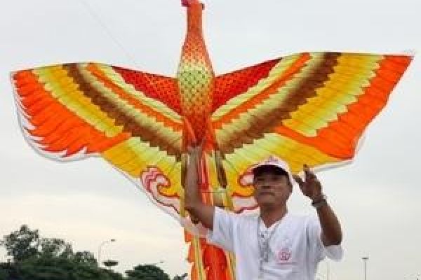 Kites fly in Hanoi’s peaceful skies