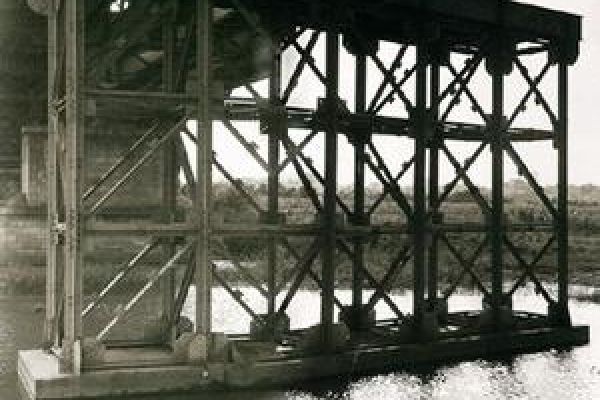Long Bien Bridge in the eyes of US photographer
