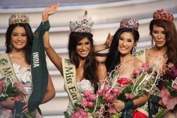 Miss Earth attends First Christmas Fashion Show