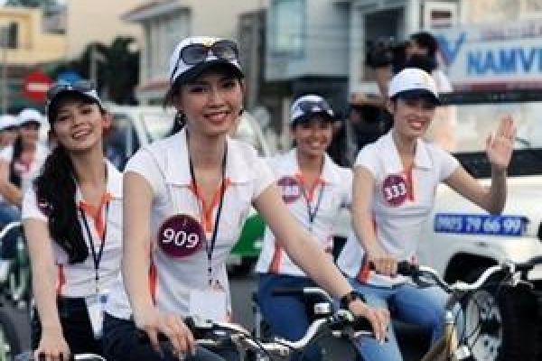 Miss World Vietnam 2010 contestants join hands to protect environment