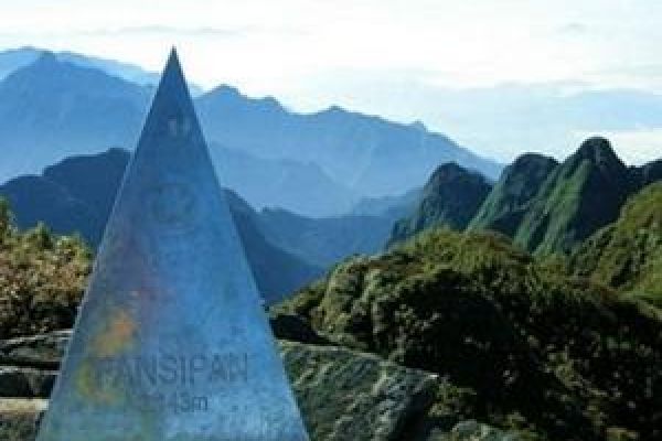 Mountain-climbers to plant Hanoi’s 1,000th birthday flag on Fansipan