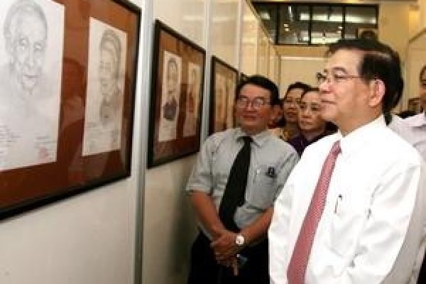 Portraits of heroic mothers exhibited in Hanoi