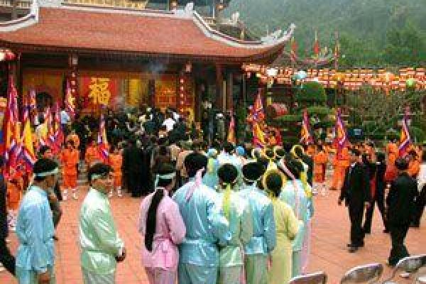 Spiritual pilgrimage to pagoda and temples