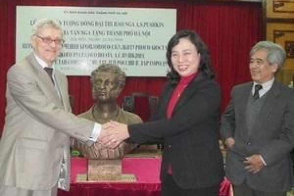 Statue of Russian great poet Puskin presented to Hanoi