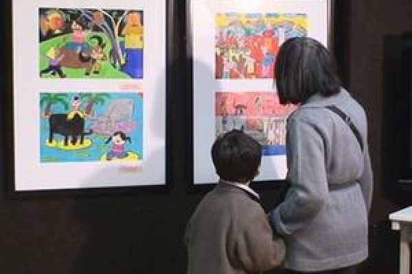 Vietnamese children’s paintings exhibited in Paris