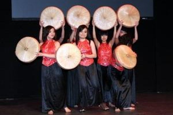 Vietnamese students join cultural gala in UK