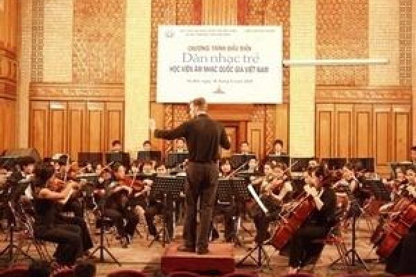Youth symphony orchestra performs in Germany