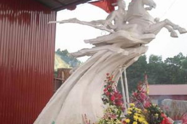 Installation of Thanh Giong statue completed